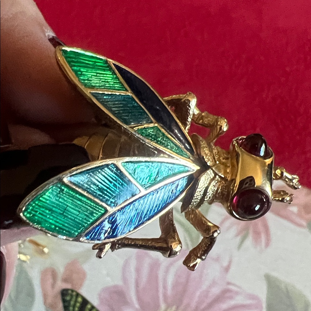 BOUCHER Signed Enameled Lifelike Bee Brooch w/Purple Paste Glass Cabachon Eyes - Picture 12 of 13